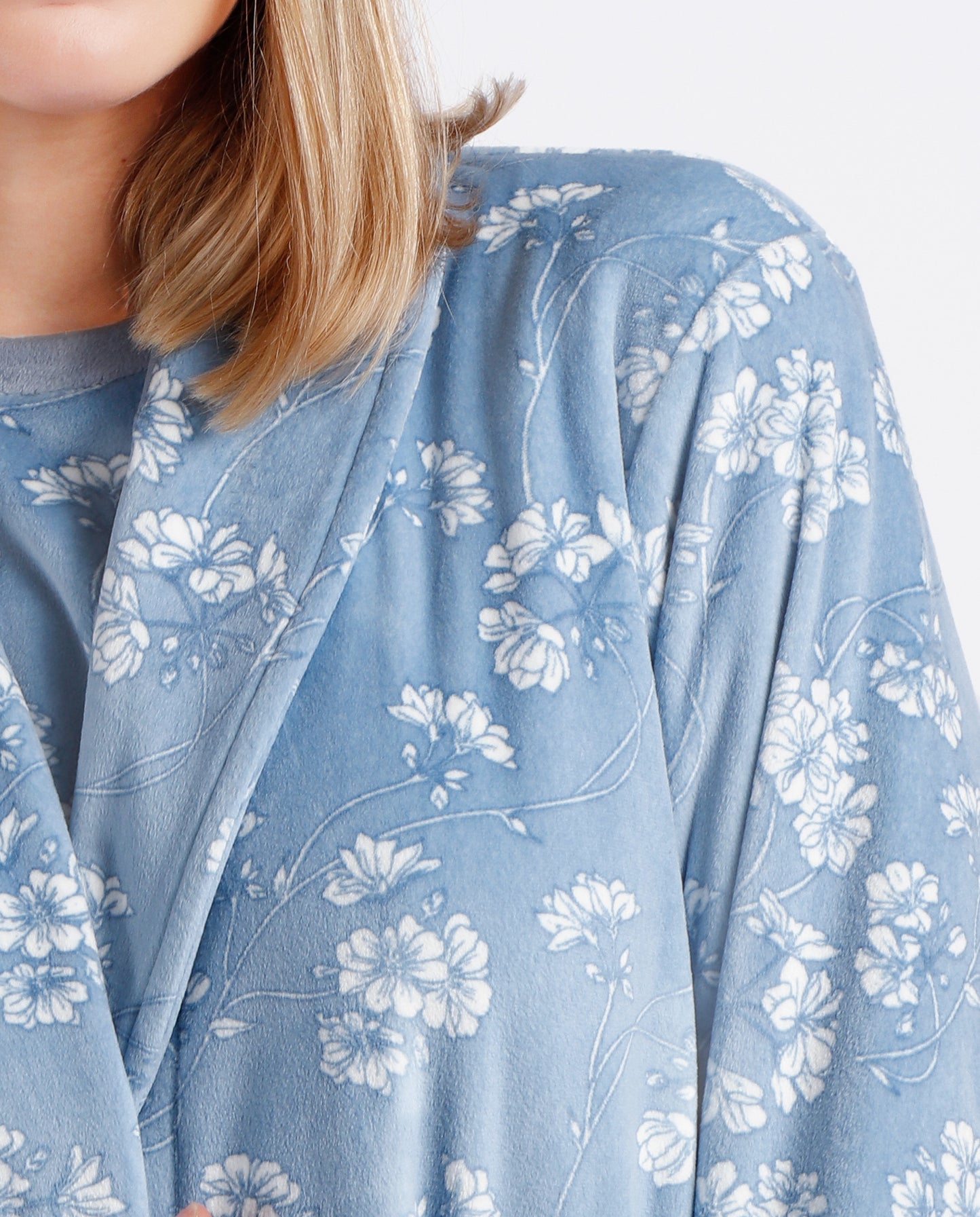 Bata Manga Larga White Flowers para Mujer