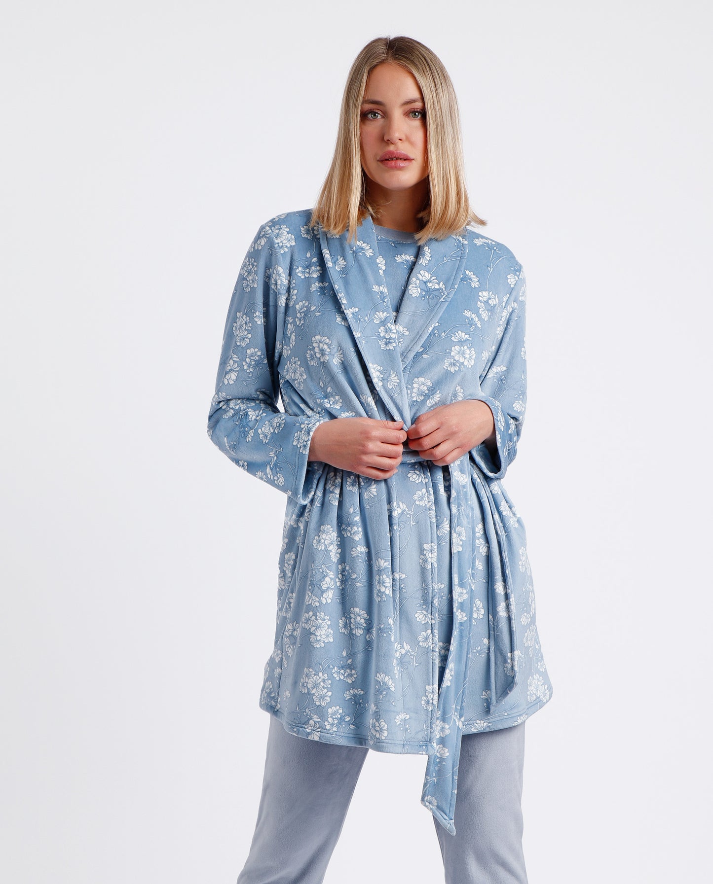 Bata Manga Larga White Flowers para Mujer